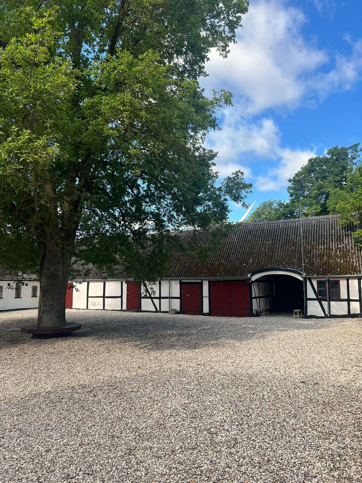 Svaleholm Gaards facade og gårdsplads